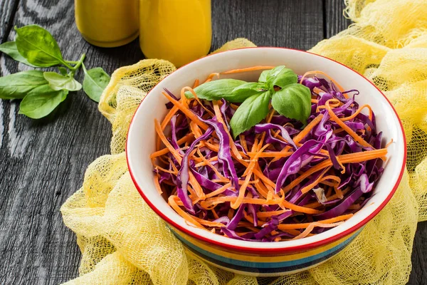 Салат из красной капусты с морковью и базиликом — стоковое фото