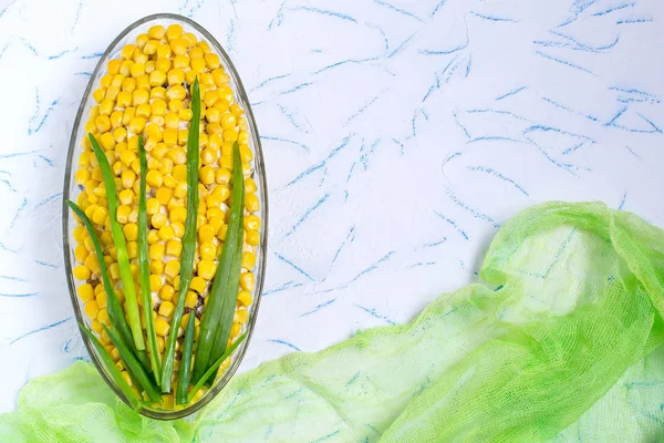 在玉米穗状的原始节日沙拉 — 图库照片
