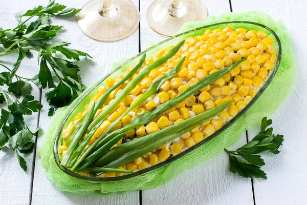 Оригинальный праздничный салат в форме кукурузного уха — стоковое фото