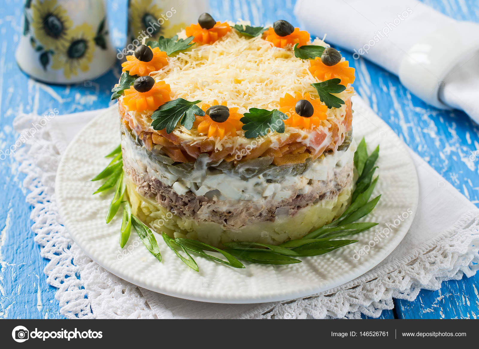 Украшение зимнего салата. Красивый салат оливье. Салат оливье. Салаты на праздничный стол новогодние. Необычное украшение салатов.