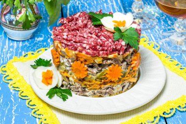 Çok katmanlı şenlikli salatası Dana ve havuç 