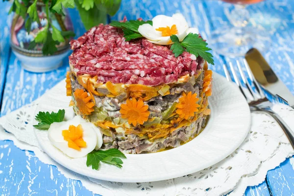 Многослойный праздничный салат с говядиной и морковью — стоковое фото