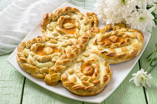 Оригинальный праздничный торт в форме бабочки
 