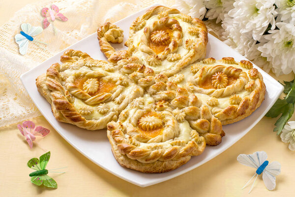 Оригинальный праздничный торт в форме бабочки
 