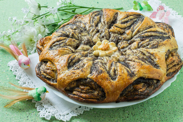 Оригинальный домашний плетеный торт с маком и яблоками
  