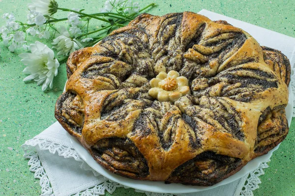 Original hemmagjord flätad tårta med vallmofrön och äpplen — Stockfoto