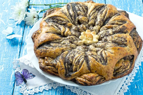 Оригинальный домашний плетеный торт с маком и яблоками — стоковое фото