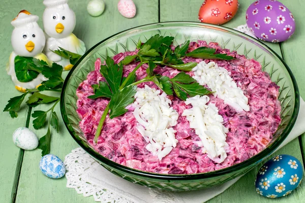 Пасхальное угощение: праздничный салат со свеклой и яйцами — стоковое фото