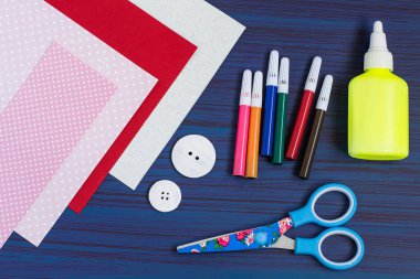 Anneler günü çocuk tarafından bir tebrik kartı oluşturma. 1. adım