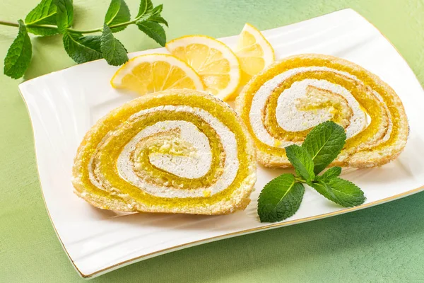 Kaka rulla med citron marmelad och marshmallow — Stockfoto