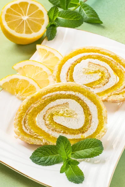 Kaka rulla med citron marmelad och marshmallow — Stockfoto