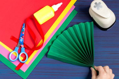 Çocuk tarafından anneler günü için hediye yapmak. Adım 2 