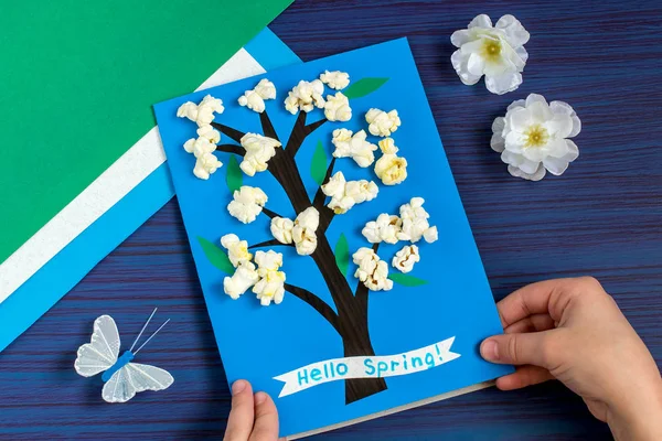 Att göra kort av ett barn på våren tema. Steg 8 — Stockfoto