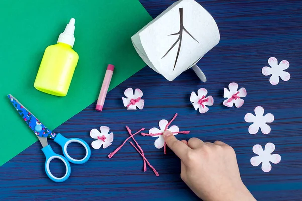Making gift box by the child for Mother's Day. Step 8 — Stock Photo, Image