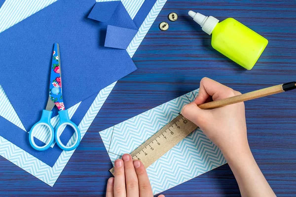 Creazione biglietto di auguri per la festa del papà da parte del bambino. Fase 5 — Foto Stock