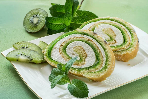 Taart rollen met kiwi marmelade en marshmallow — Stockfoto