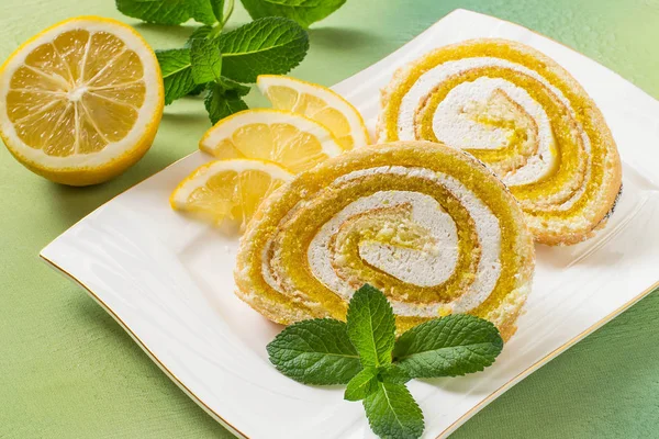 Rollo de pastel con mermelada de limón y malvavisco —  Fotos de Stock