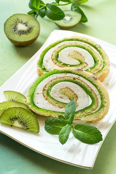 Taart rollen met kiwi marmelade en marshmallow — Stockfoto