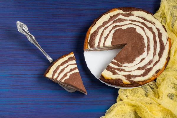 Шоколадный торт с творогом Zebra — стоковое фото