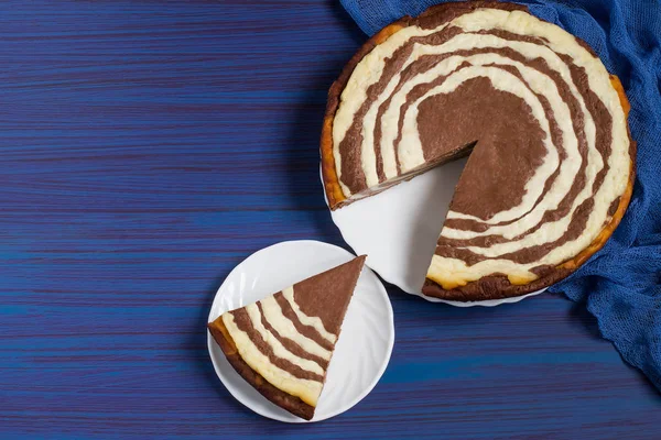 Шоколадный торт с творогом Zebra — стоковое фото