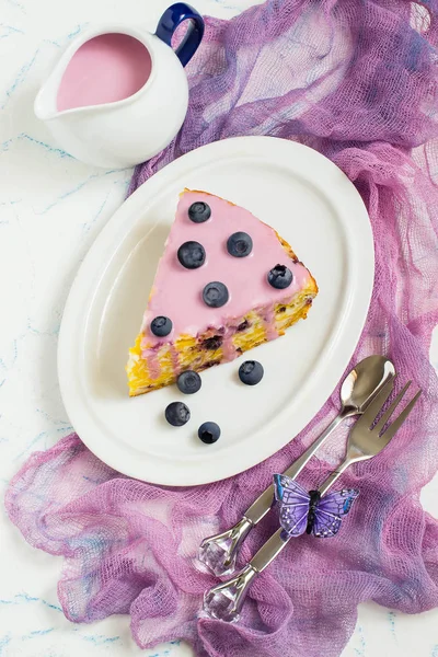 Pie with cottage cheese, cornflakes and blueberries — Stock Photo, Image