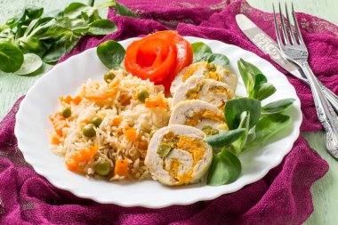 Acılı pirinç ve sebze ile rulo tavuk dolması 