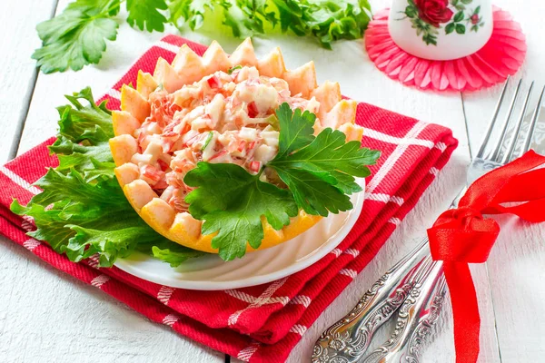 Праздничный салат с грейпфрутом и крабом — стоковое фото
