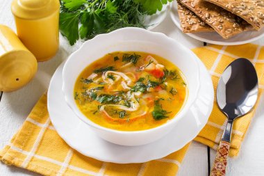 Surimi çorba, patates, havuç, soğan ve otlar 