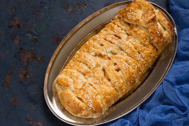 Peynir ve surimi lezzetli ev yapımı pasta 