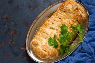 Peynir ve surimi lezzetli ev yapımı pasta 