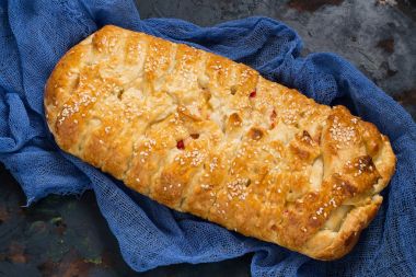Peynir ve surimi lezzetli ev yapımı pasta 