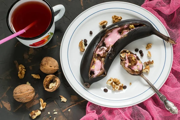 Bananas baked on a grill with chocolate drops and marshmallow — Stock Photo, Image