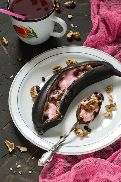 Plátanos al horno en una parrilla con gotas de chocolate y malvavisco — Foto de Stock