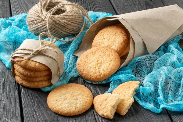 Hausgemachte Plätzchen mit Zwiebeln, Sesam und Gewürzen — Stockfoto