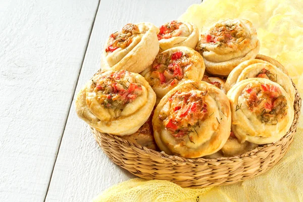 Heerlijke zelfgemaakte broodjes met groenten en kaas — Stockfoto