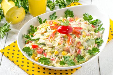 Çin lahanası ve surimi taze sebze salatası 