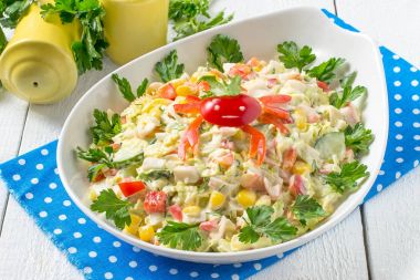 Çin lahanası ve surimi taze sebze salatası 