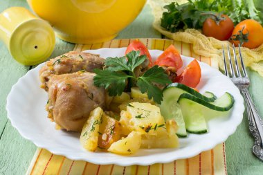 Tavuk sopaları, fırında patates ile 