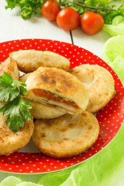 Domates ve peynir ile lezzetli sebze pies 