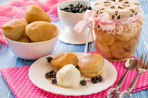 Kleine rijke biscuit Baba au rhum, ijs en zwarte bessen — Stockfoto