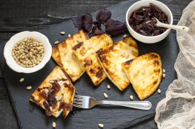 Kızarmış peynir, soğan reçeli ve Sibirya çam fıstığı ile servis edilir 