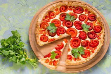 Lezzetli ev yapımı pasta tatlı biber ve peynir ile 