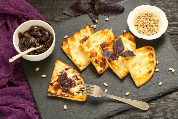 Formaggio grigliato, servito con marmellata di cipolle e pinoli siberiani — Foto Stock