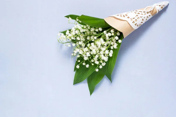 淡い青の背景にスズランの花束 — ストック写真