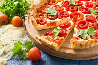 Lezzetli ev yapımı pasta tatlı biber ve peynir ile 