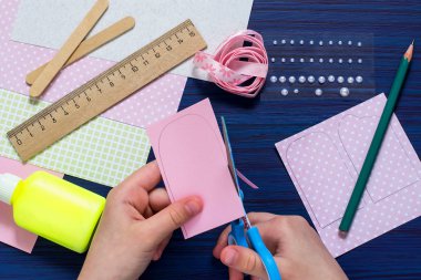 Çocuk yaz kartı dondurma ile yapar. Adım 4 