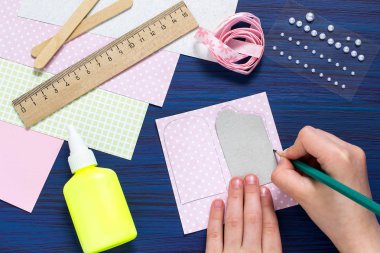 Çocuk yaz kartı dondurma ile yapar. Adım 3 