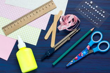 Çocuk yaz kartı dondurma ile yapar. 1. adım 