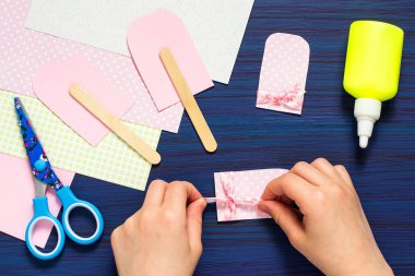 Çocuk yaz kartı dondurma ile yapar. Adım 6 