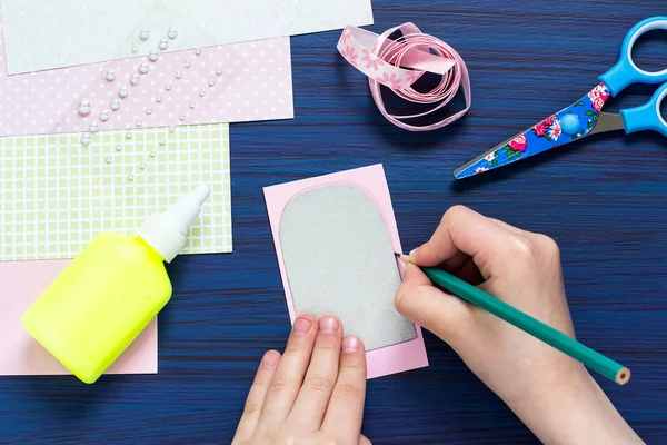 Çocuk yaz kartı dondurma ile yapar. Adım 2 